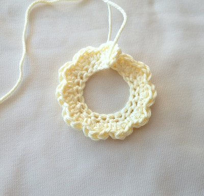 Blog-Inhaltsbild für 'Kostenlose Häkelanleitung - Schlüsselanhänger/Taschenbaumler Kleid/ Corsage'